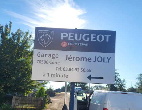 Panneau signalétique du garage Peugeot Jérôme Joly à Carre, numéro de contact inclus.