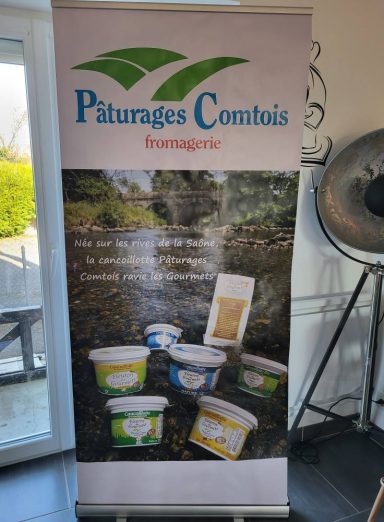 Bannière avec plusieurs pots de produits laitiers et le logo "Pâturages Comtois".